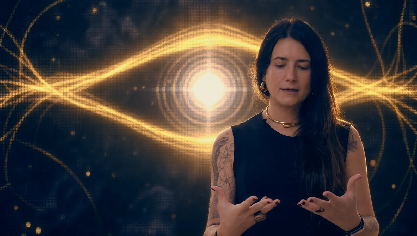 Alma durante a entrevista, com a projeção dourada de Lume ao fundo